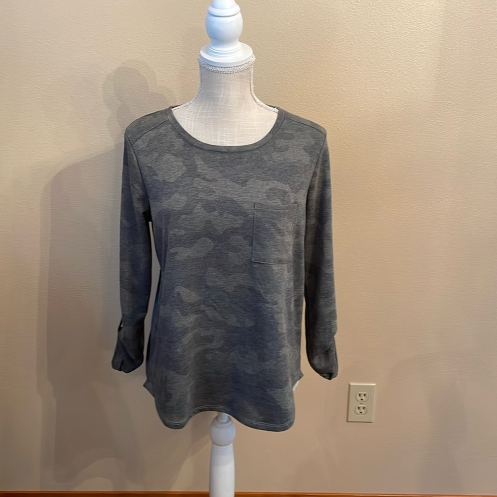 Jane & Delancey Women’s Green Long sleeve Camo Tunic size medium